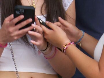 Dos chicas miran el móvil 