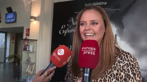 Shaila Dúrcal haciendo declaraciones a la prensa Shaila Dúrcal haciendo declaraciones a la prensa