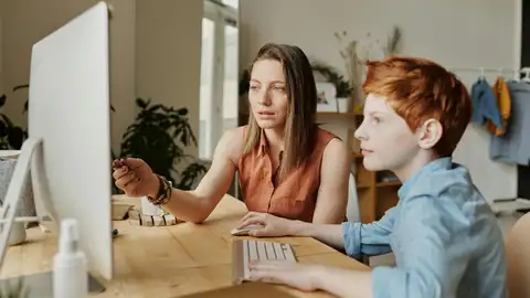 Una madre ayuda a su hijo con el estudio Una madre ayuda a su hijo con el estudio