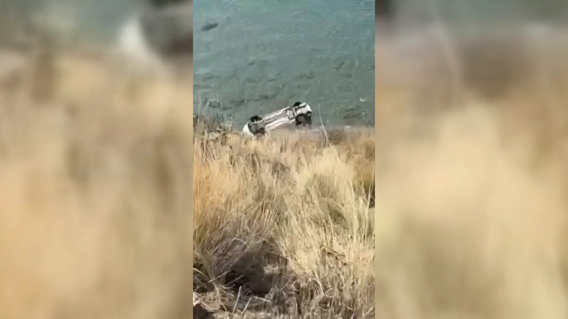 Coche cae por el precipicio y lo rescata un submarinista Coche cae por el precipicio y lo rescata un submarinista
