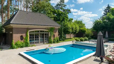 Jardín con piscina Jardín con piscina