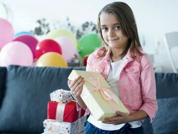 Una niña recibe muchos regalos