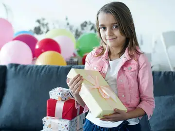 Una niña recibe muchos regalos Una niña recibe muchos regalos