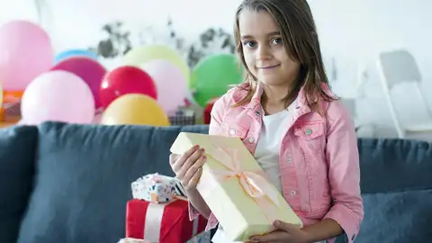 Una niña recibe muchos regalos Una niña recibe muchos regalos