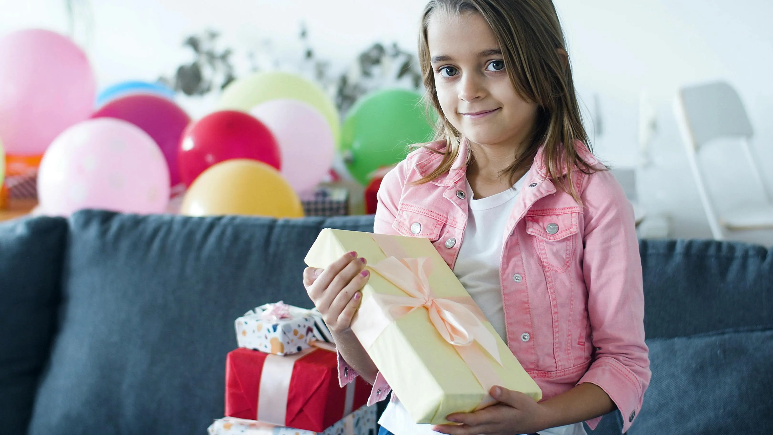 Una niña recibe muchos regalos Una niña recibe muchos regalos