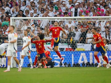 Varios jugadores de la selección española celebran el pitido final del España - Alemania de la Eurocopa (2-1)