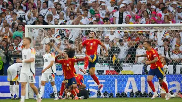 Varios jugadores de la selección española celebran el pitido final del España - Alemania de la Eurocopa (2-1)