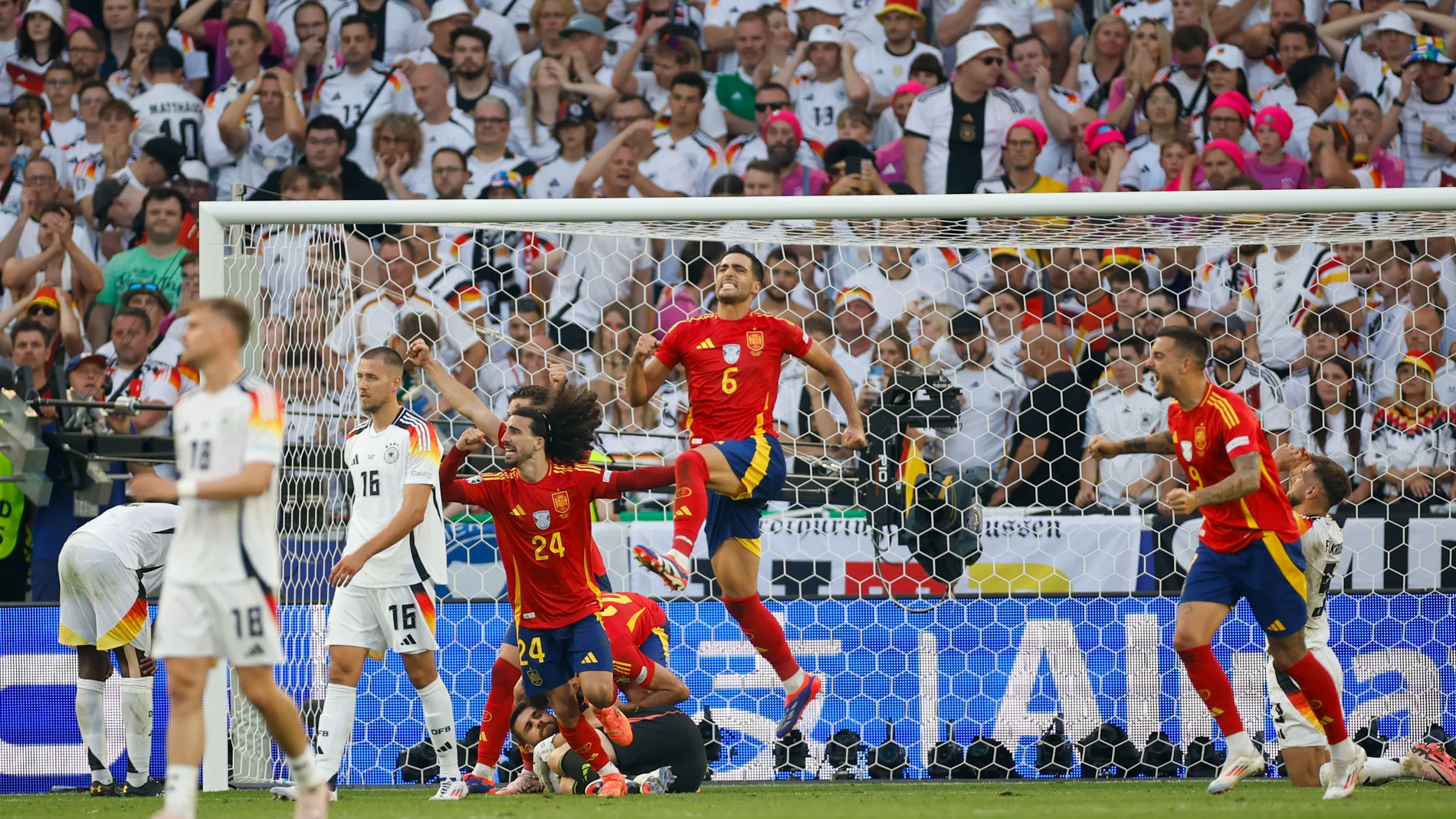Varios jugadores de la selección española celebran el pitido final del España - Alemania de la Eurocopa (2-1) Varios jugadores de la selección española celebran el pitido final del España - Alemania de la Eurocopa (2-1)