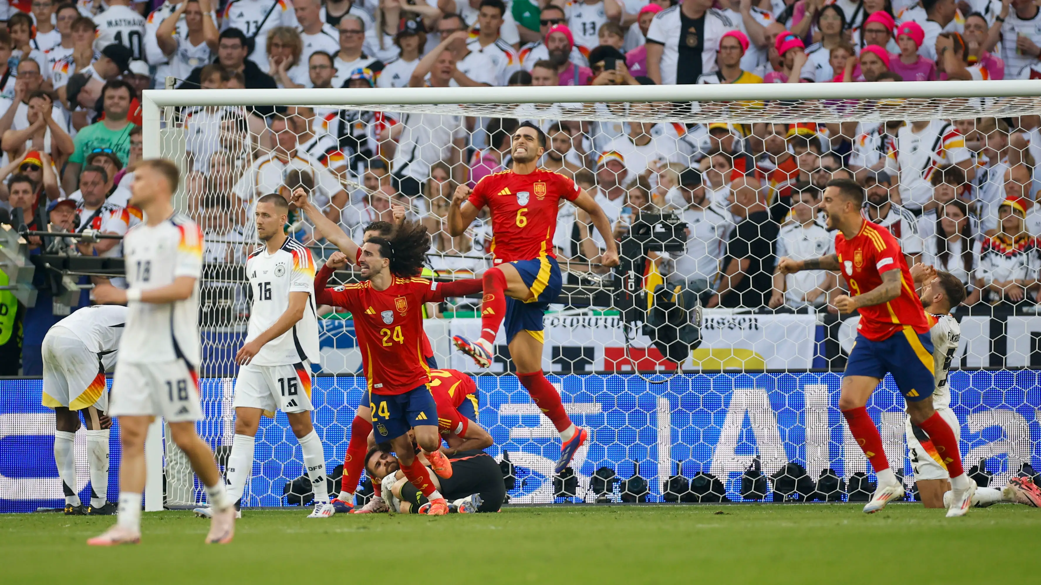 Varios jugadores de la selección española celebran el pitido final del España - Alemania de la Eurocopa (2-1) Varios jugadores de la selección española celebran el pitido final del España - Alemania de la Eurocopa (2-1)