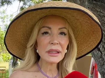 Carmen Lomana en su mercadillo solidario Carmen Lomana en su mercadillo solidario