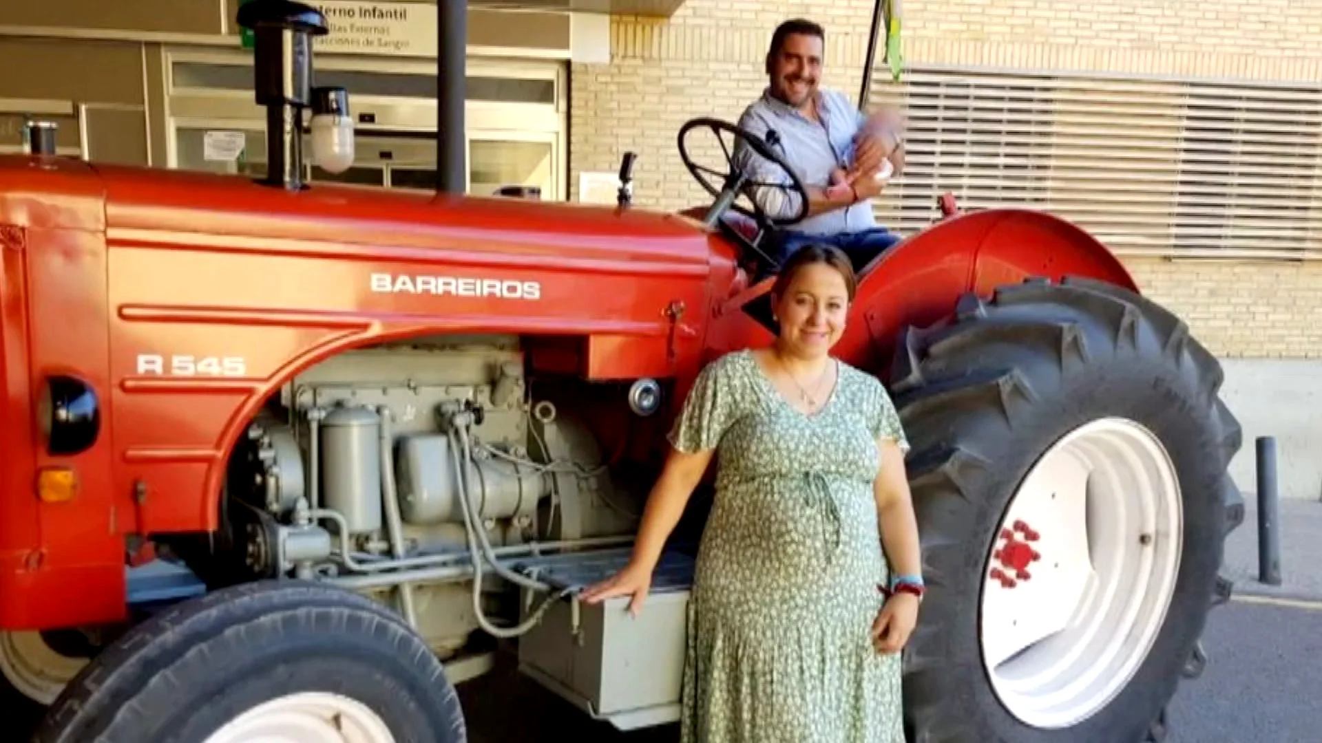 Paco se fue en tractor a todo gas al hospital para llegar a tiempo el nacimiento de su hijo Paco se fue en tractor a todo gas al hospital para llegar a tiempo el nacimiento de su hijo