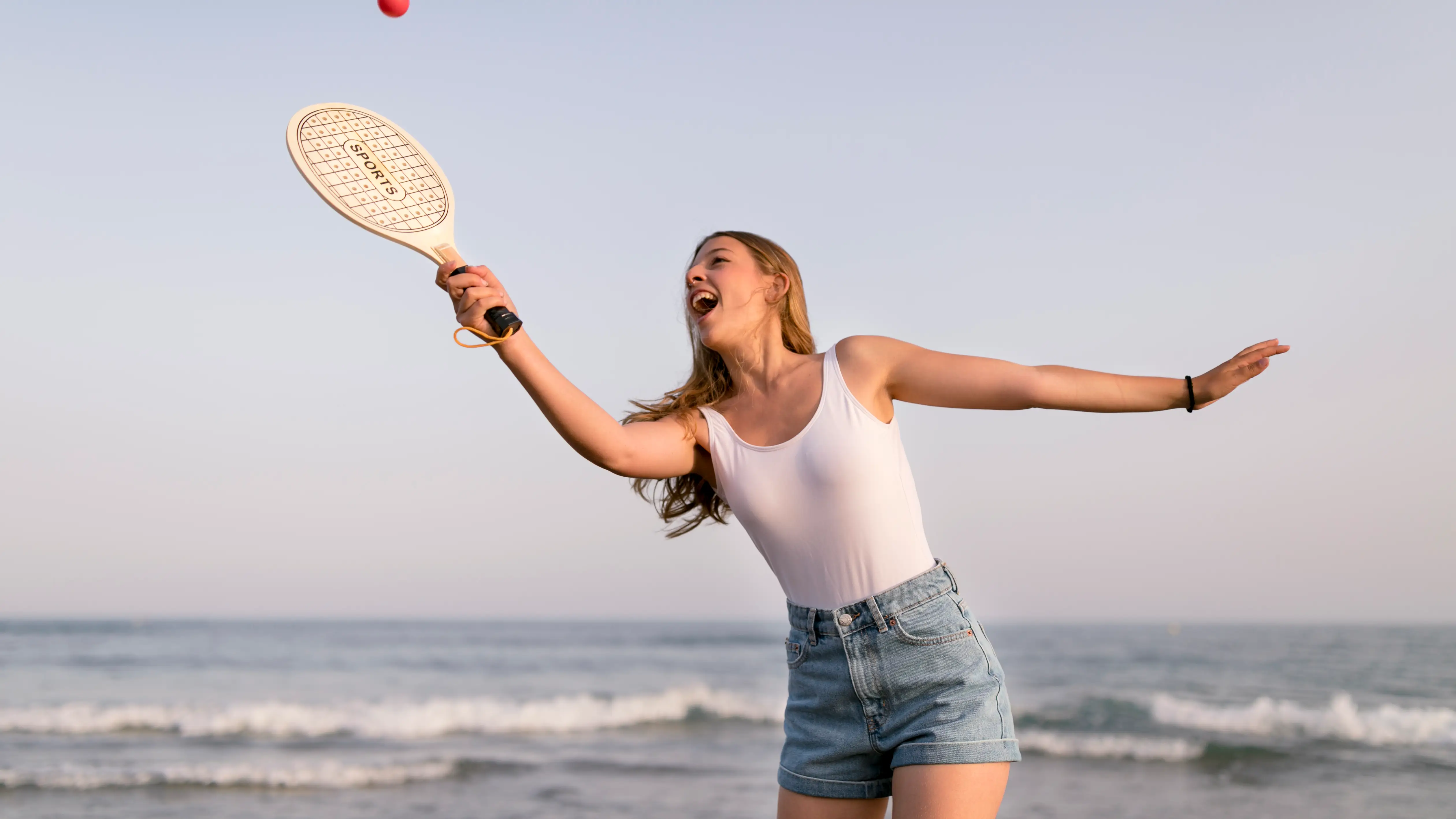 Una joven jugando a las palas Una joven jugando a las palas