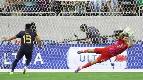 El Dibu Martínez detiene el penalti a Ángel Mena en la tanda en Houston