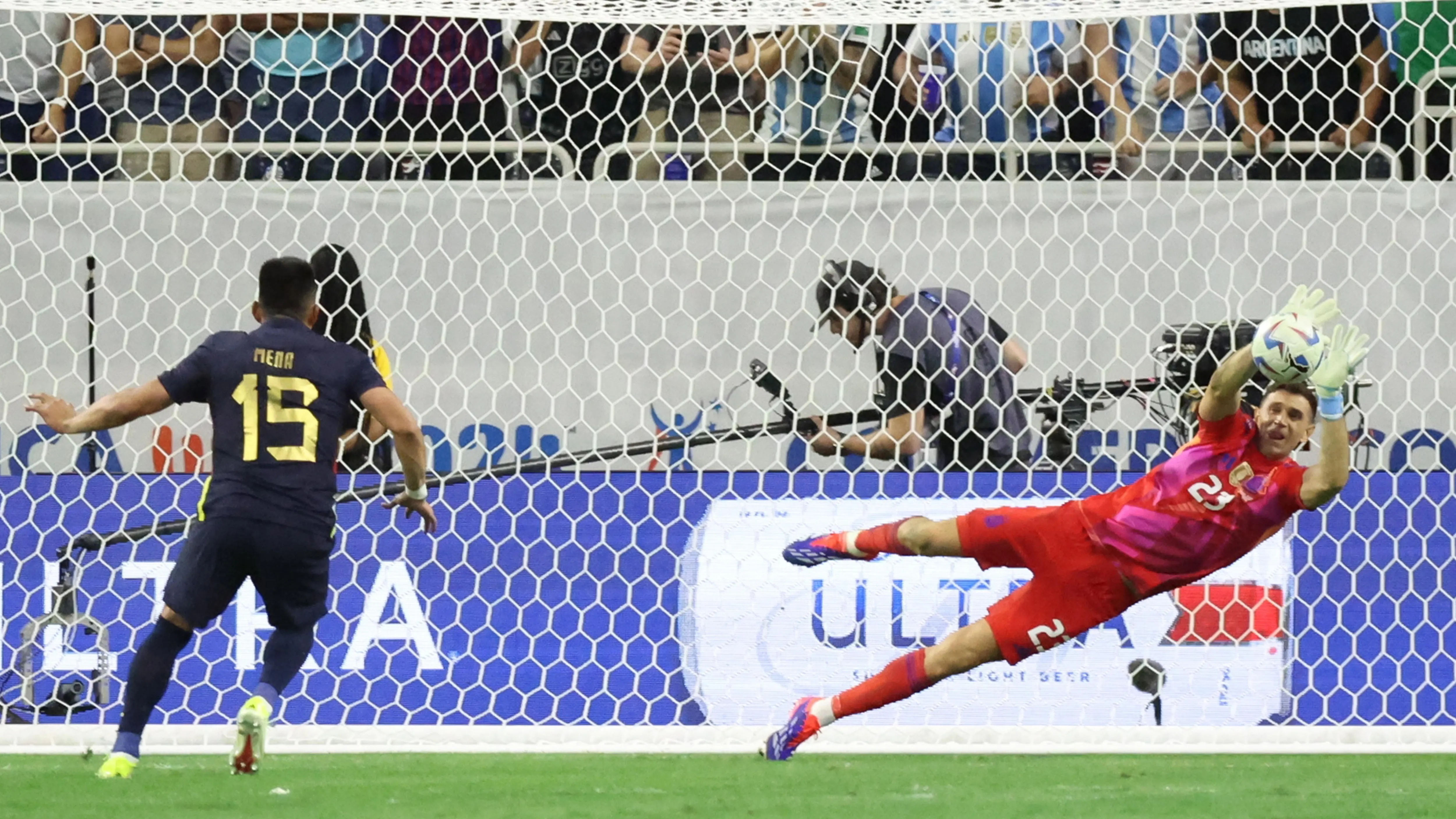 El Dibu Martínez detiene el penalti a Ángel Mena en la tanda en Houston El Dibu Martínez detiene el penalti a Ángel Mena en la tanda en Houston