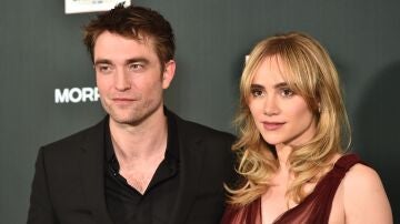 Robert Pattinson y su pareja Suki Waterhouse