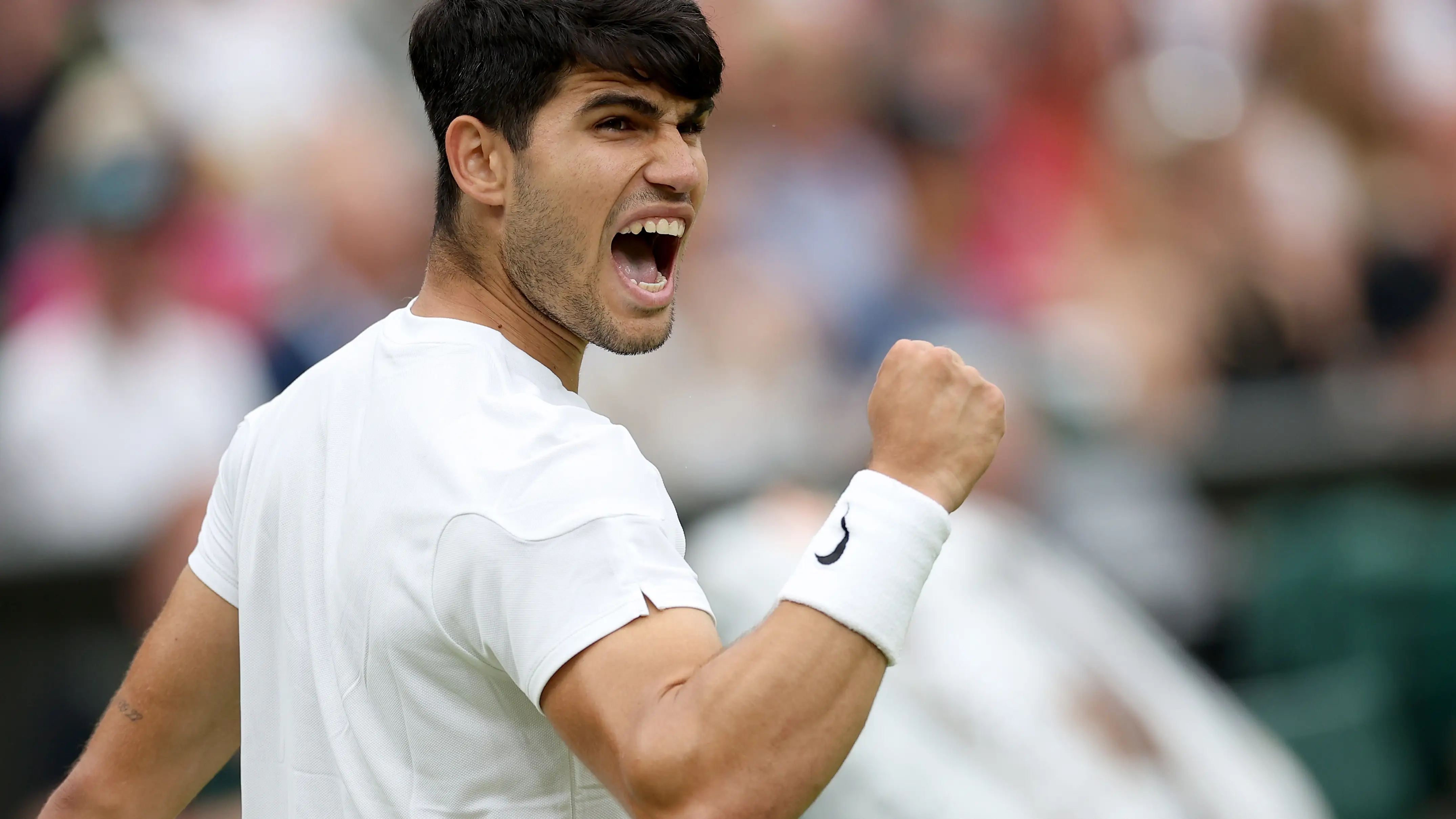 Carlos Alcaraz celebra un punto ante Tiafoe en 1/16 de Wimbledon 2024 Carlos Alcaraz celebra un punto ante Tiafoe en 1/16 de Wimbledon 2024