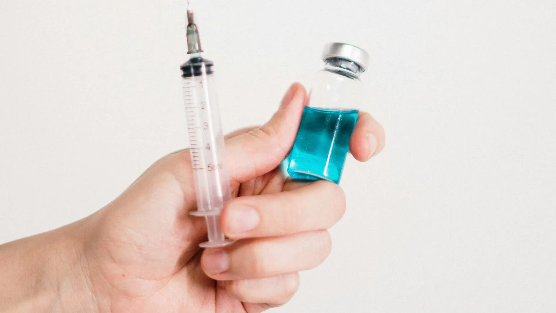 Imagen de archivo de una jeringa. Imagen de archivo de una jeringa.