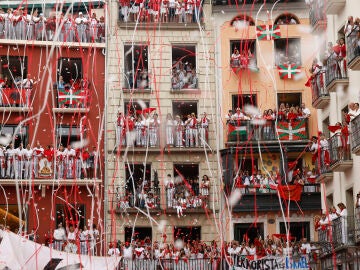 La ciudad española de Pamplona se convierte este sábado en la capital mundial de la fiesta, con el lanzamiento del chupinazo que da inicio a los Sanfermines 2024