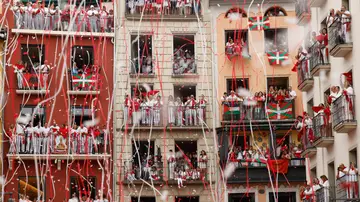 La ciudad española de Pamplona se convierte este sábado en la capital mundial de la fiesta, con el lanzamiento del chupinazo que da inicio a los Sanfermines 2024