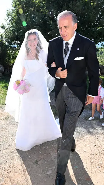 Verónica Urquijo llegando a su boda junto a su padre Verónica Urquijo llegando a su boda junto a su padre