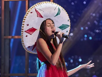 Astrid canta un tema de la película de Coco y llora al terminar su actuación Astrid canta un tema de la película de Coco y llora al terminar su actuación