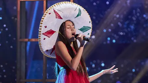 Astrid canta un tema de la película de Coco y llora al terminar su actuación Astrid canta un tema de la película de Coco y llora al terminar su actuación