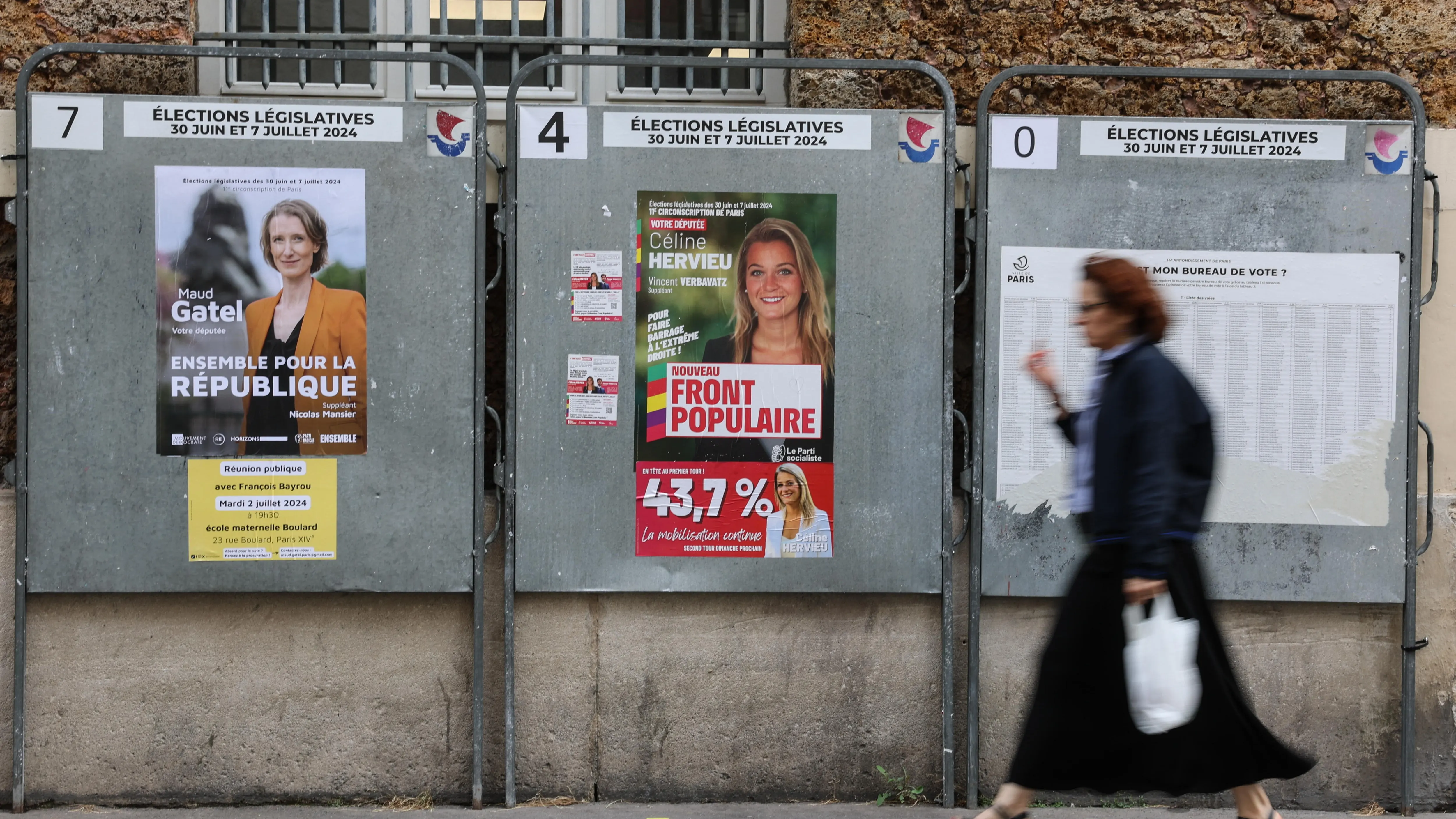 Una mujer pasa junto a un cartel de los candidatos del Nouveau Front Populaire para las elecciones parlamentarias en París Una mujer pasa junto a un cartel de los candidatos del Nouveau Front Populaire para las elecciones parlamentarias en París