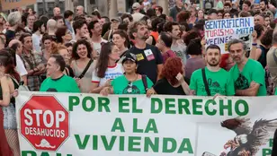 Cientos de personas participan en la manifestación organizada por entidades ecologistas, vecinales y sociales, este sábado en Barcelona.