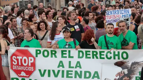 Cientos de personas participan en la manifestación organizada por entidades ecologistas, vecinales y sociales, este sábado en Barcelona.