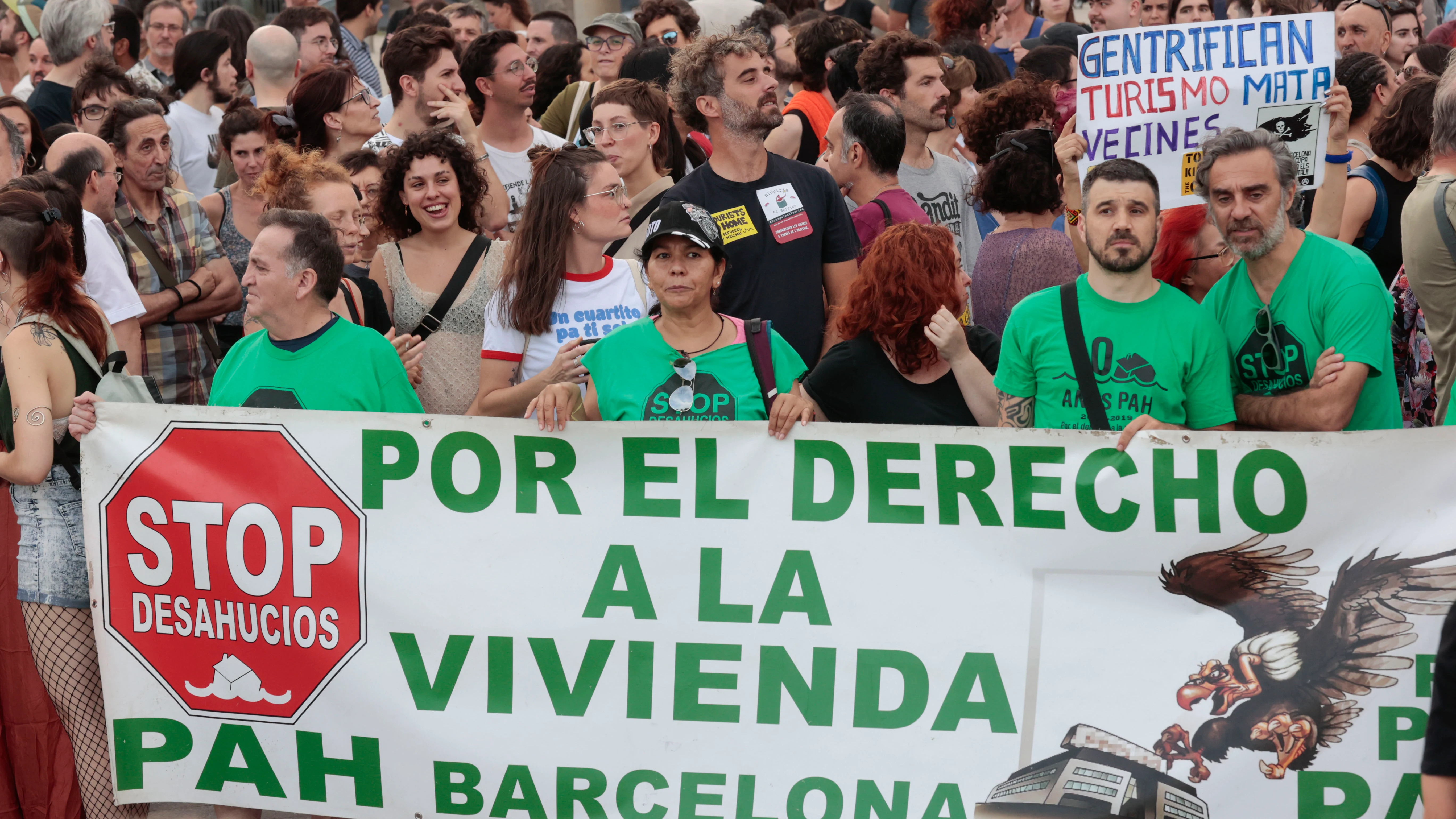 Cientos de personas participan en la manifestación organizada por entidades ecologistas, vecinales y sociales, este sábado en Barcelona. Cientos de personas participan en la manifestación organizada por entidades ecologistas, vecinales y sociales, este sábado en Barcelona.