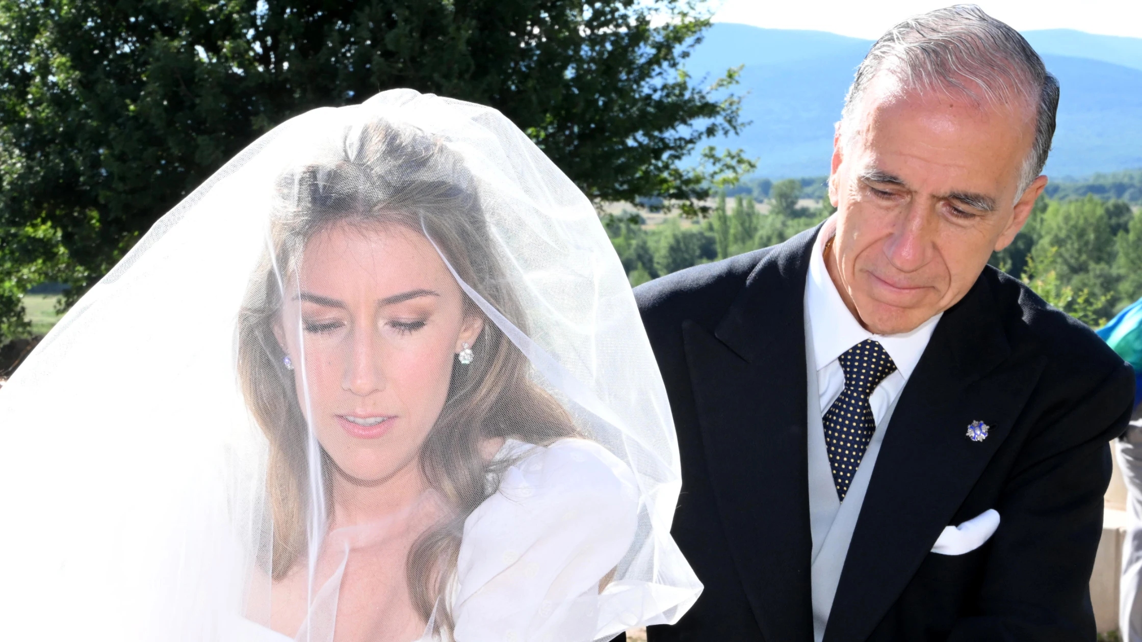 Verónica Urquijo llegando a su boda junto a su padre Verónica Urquijo llegando a su boda junto a su padre