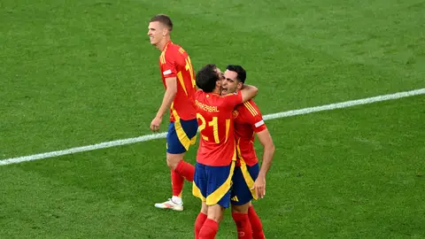 Merino, Oyarzabal y Olmo celebran el 2-1 de España a Alemania en los cuartos de la Eurocopa 2024