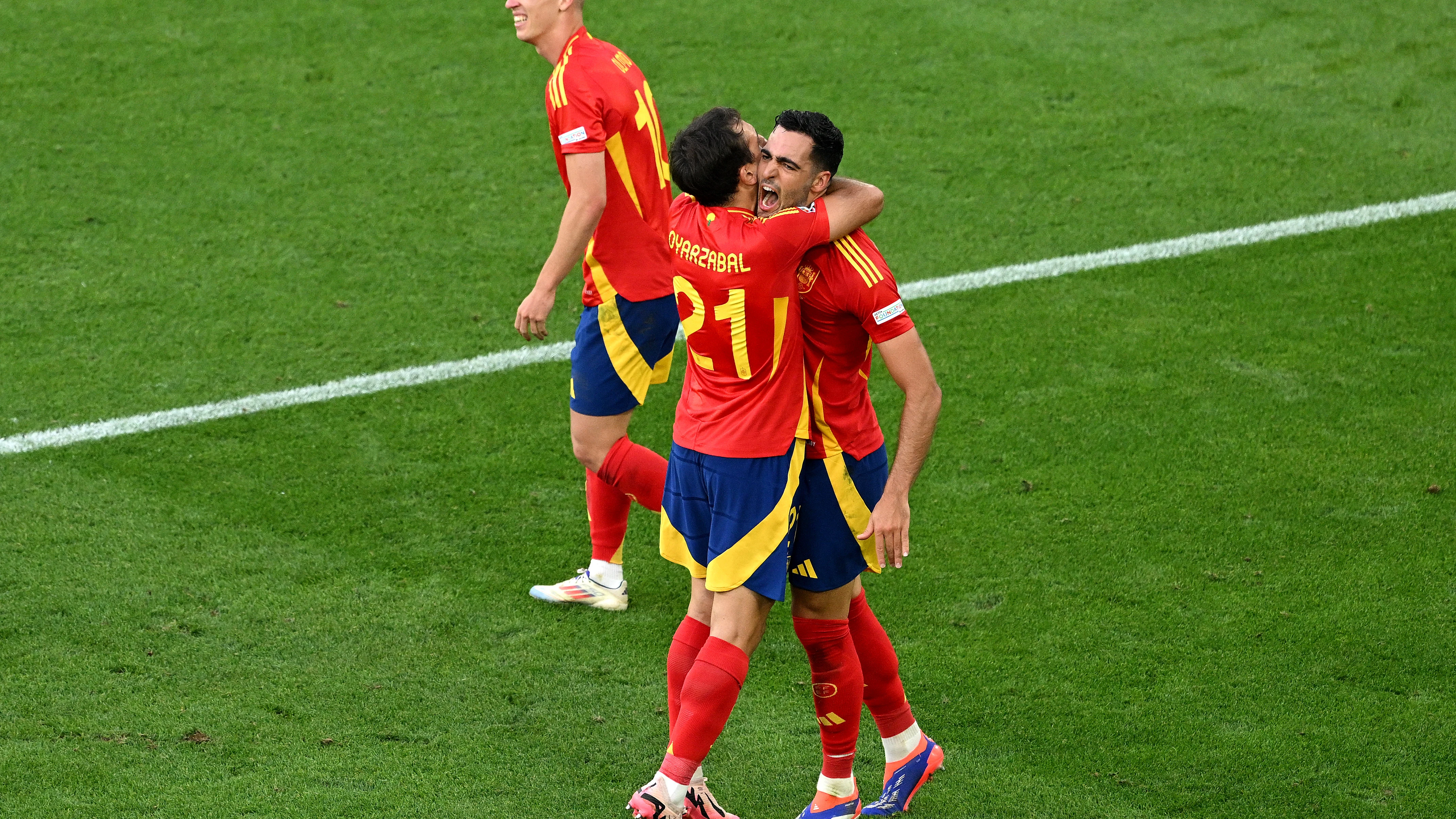 Merino, Oyarzabal y Olmo celebran el 2-1 de España a Alemania en los cuartos de la Eurocopa 2024 Merino, Oyarzabal y Olmo celebran el 2-1 de España a Alemania en los cuartos de la Eurocopa 2024