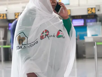 Una mujer en el Aeropuerto de Bilbao Una mujer en el Aeropuerto de Bilbao