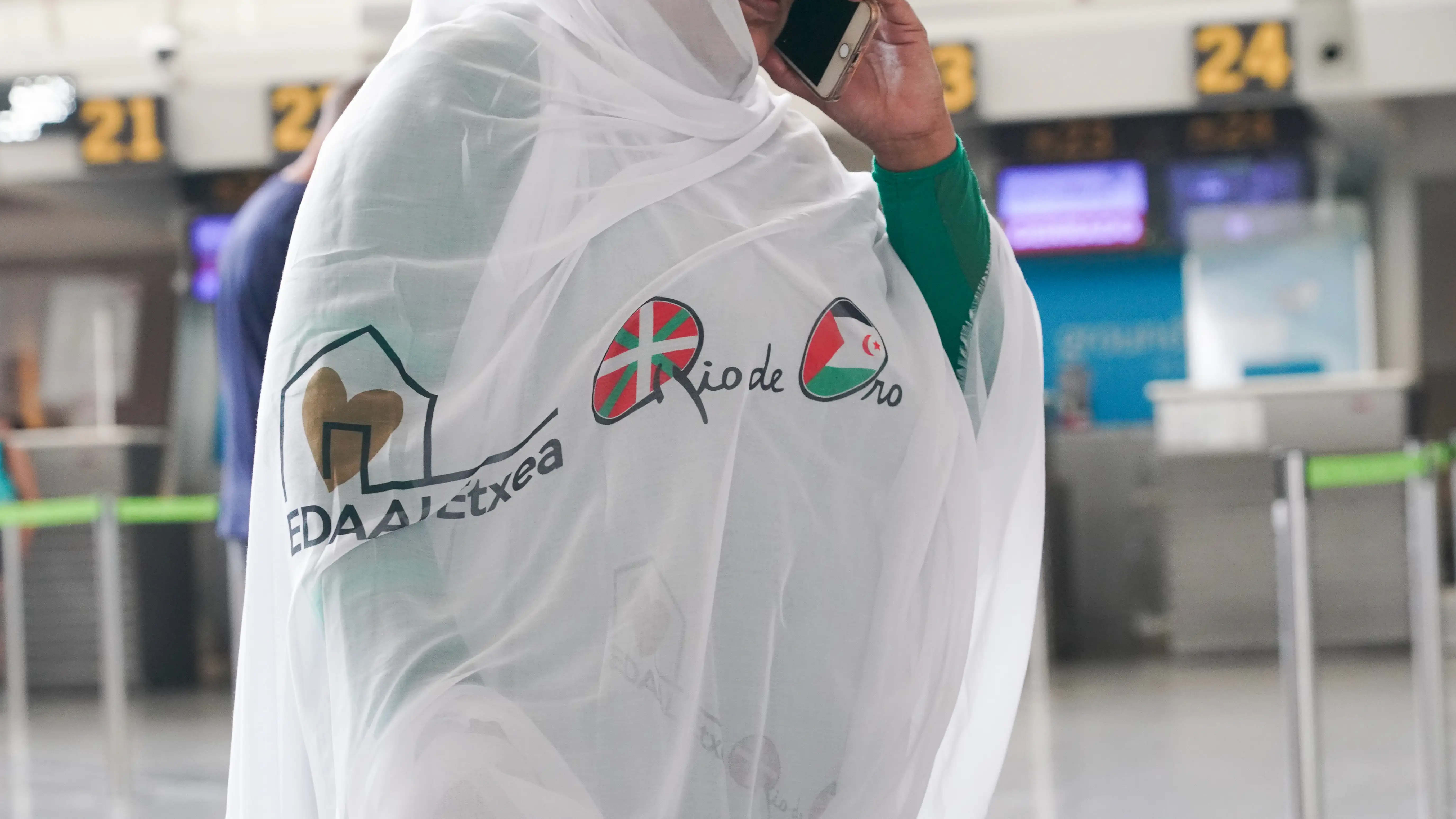 Una mujer en el Aeropuerto de Bilbao Una mujer en el Aeropuerto de Bilbao