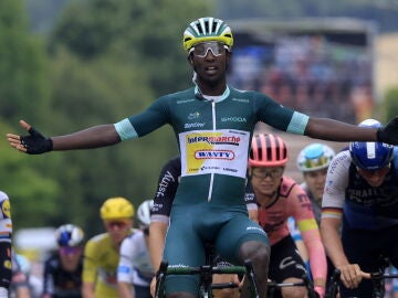 El ciclista africano Biniam Girmay celebra su victoria en la etapa 8 del Tour de Francia