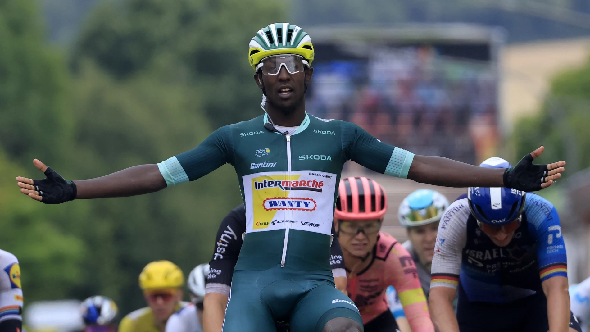 El ciclista africano Biniam Girmay celebra su victoria en la etapa 8 del Tour de Francia El ciclista africano Biniam Girmay celebra su victoria en la etapa 8 del Tour de Francia