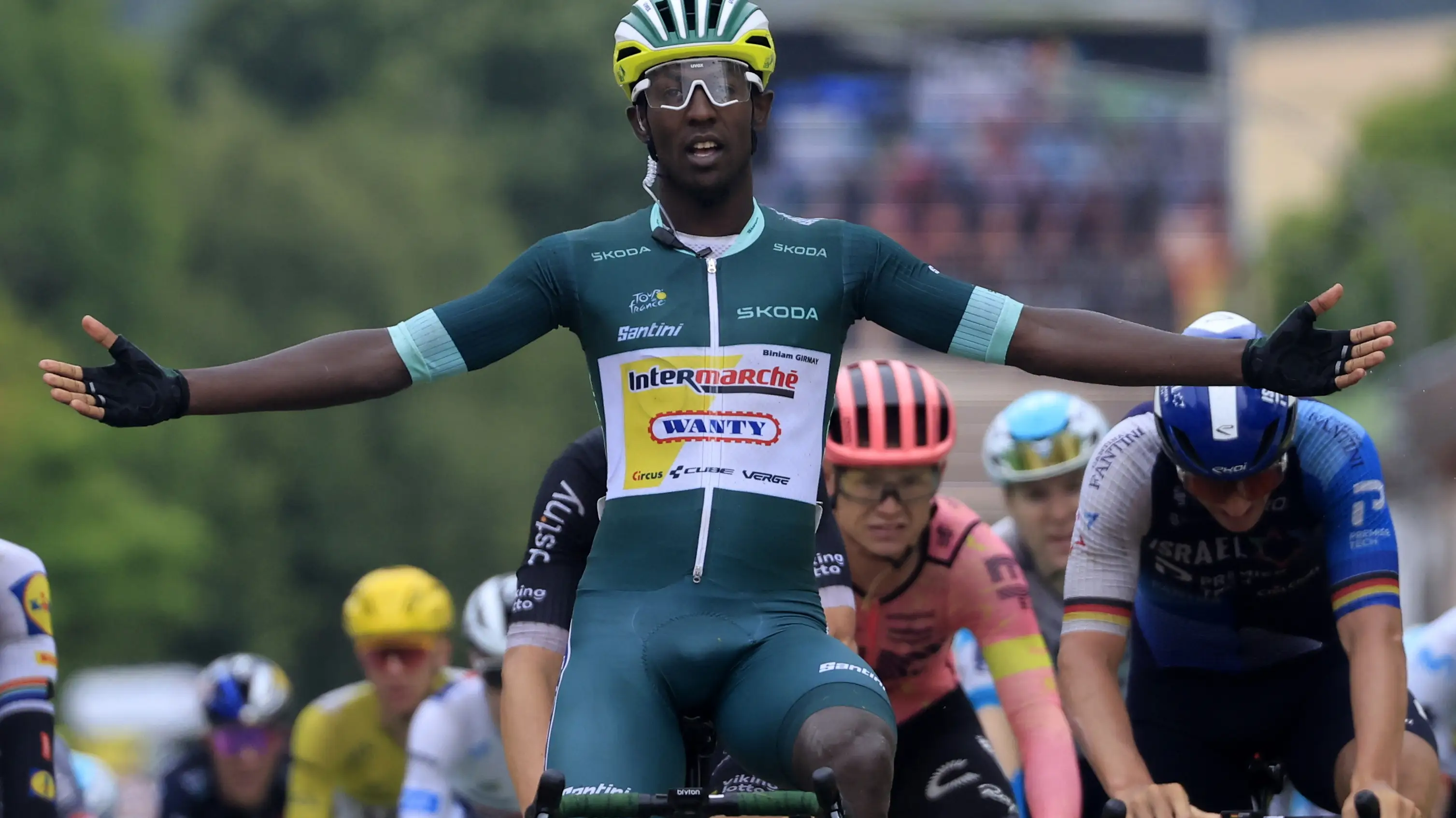 El ciclista africano Biniam Girmay celebra su victoria en la etapa 8 del Tour de Francia El ciclista africano Biniam Girmay celebra su victoria en la etapa 8 del Tour de Francia