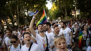 Varias personas durante la manifestación estatal del Orgullo LGTBI+ 2024, a 6 de julio de 2024, en Madrid (España). Varias personas durante la manifestación estatal del Orgullo LGTBI+ 2024, a 6 de julio de 2024, en Madrid (España).