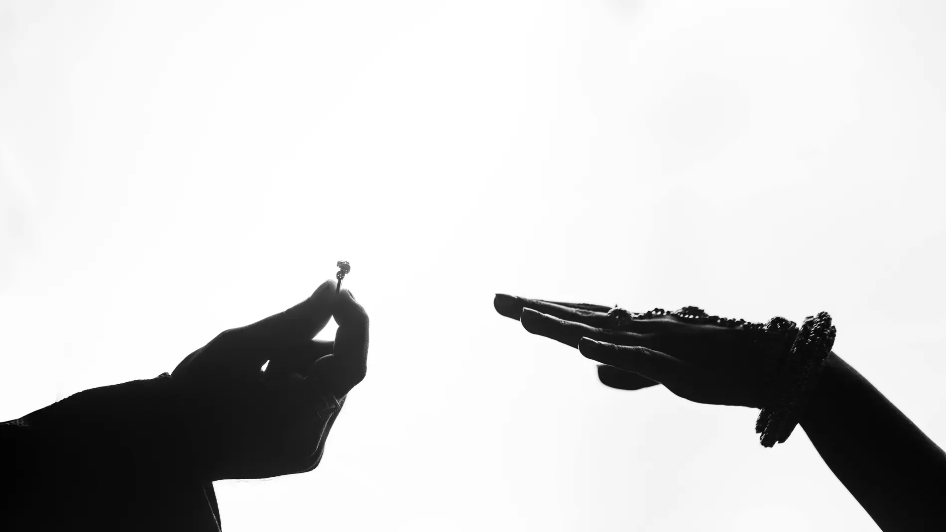 Imagen de archivo de una pedida de mano. Imagen de archivo de una pedida de mano.