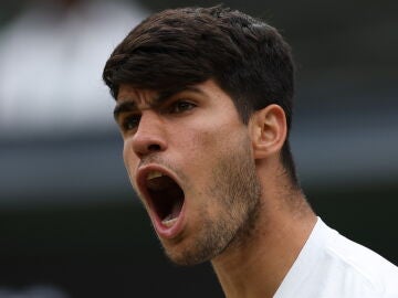 Carlos Alcaraz reacciona durante el partido de octavos de Wimbledon ante Humbert