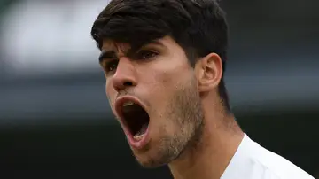 Carlos Alcaraz reacciona durante el partido de octavos de Wimbledon ante Humbert