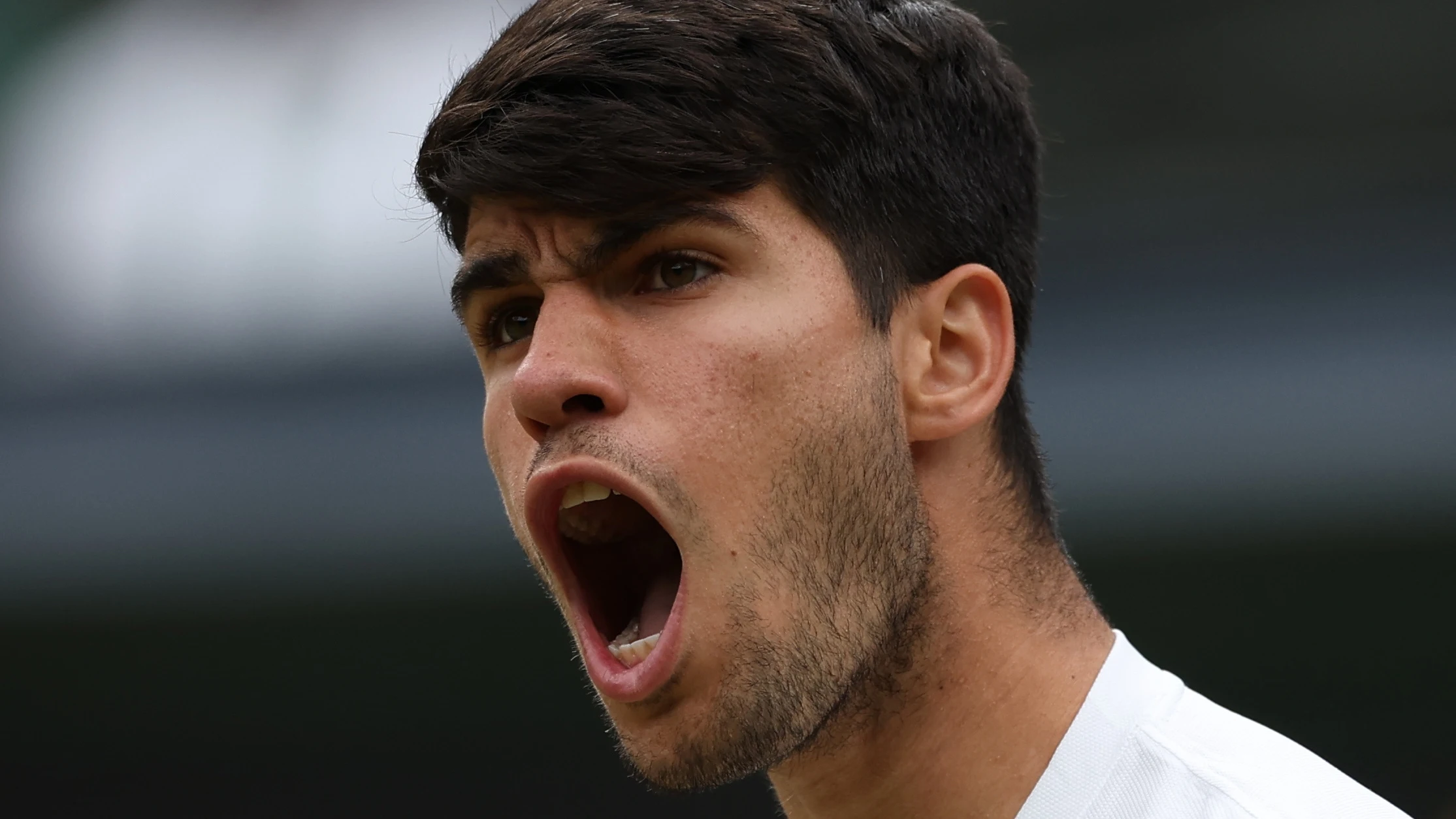 Carlos Alcaraz reacciona durante el partido de octavos de Wimbledon ante Humbert