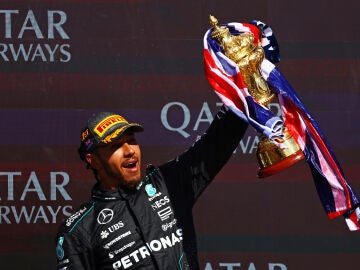 Lewis Hamilton levanta el trofeo de campeón del GP de Silverstone 2024