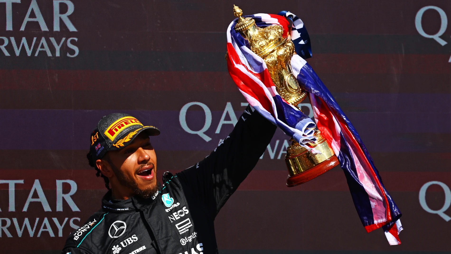Lewis Hamilton levanta el trofeo de campeón del GP de Silverstone 2024 Lewis Hamilton levanta el trofeo de campeón del GP de Silverstone 2024