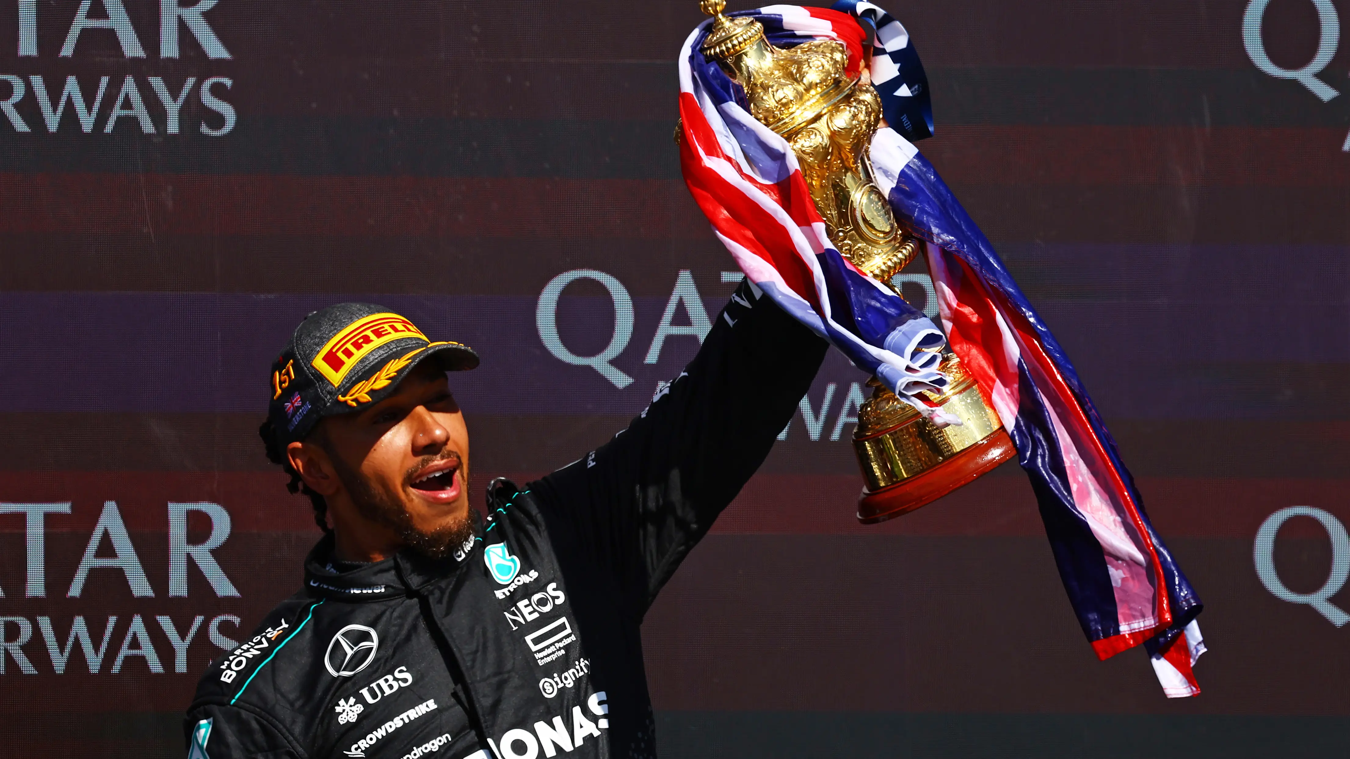 Lewis Hamilton levanta el trofeo de campe&oacute;n del GP de Silverstone 2024