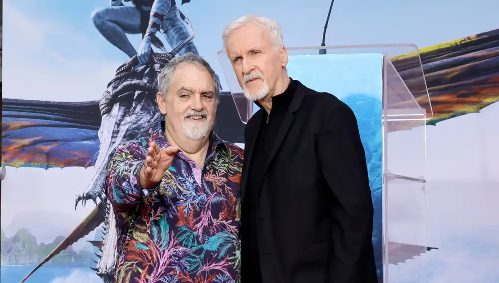Jon Landau y James Cameron durante la promoción de Avatar: El sentido del agua Jon Landau y James Cameron durante la promoción de Avatar: El sentido del agua