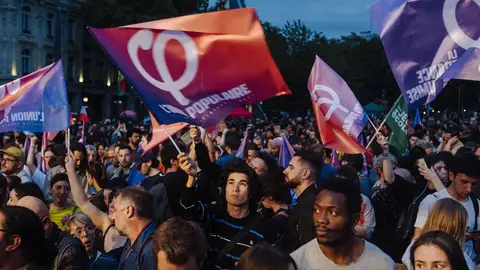 El Nuevo Frente Popular da la sorpresa y pide gobernar Francia tras su victoria en las legislativas El Nuevo Frente Popular da la sorpresa y pide gobernar Francia tras su victoria en las legislativas