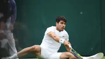 Alcaraz cae al suelo en medio de un punto ante Humbert Alcaraz cae al suelo en medio de un punto ante Humbert
