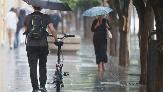 Imagen de personas con paraguas por la lluvia Imagen de personas con paraguas por la lluvia